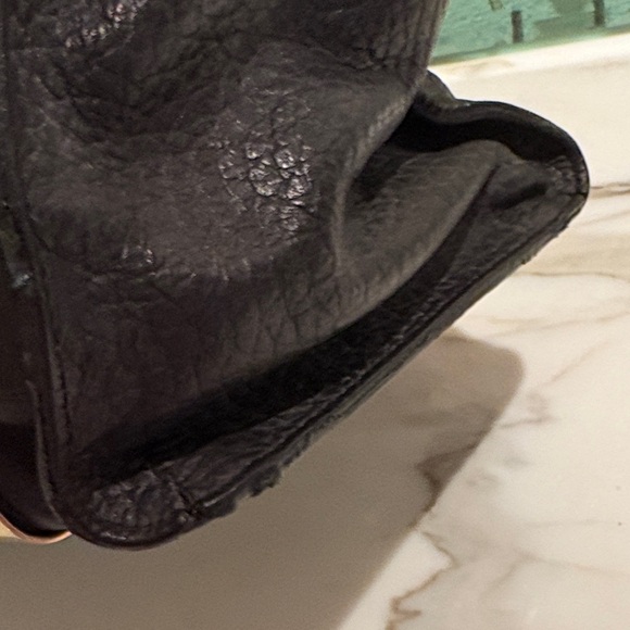 Elegant Black Leather Handbag - Picture 4 of 10